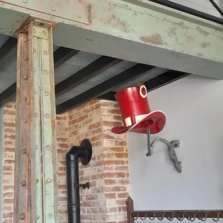 Loft With A Garage Feel Nyaraló